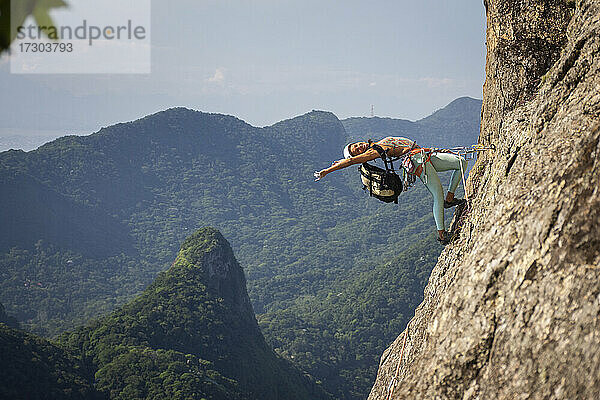 Schöner Blick auf weibliche Akrobatin  die ihren Körper auf dem Berg zurückbeugt