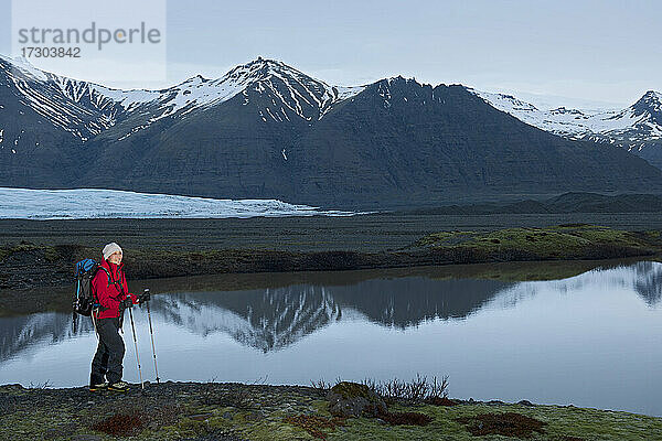 Wanderin beim Trekking durch karge Landschaft in Skaftafell / Island