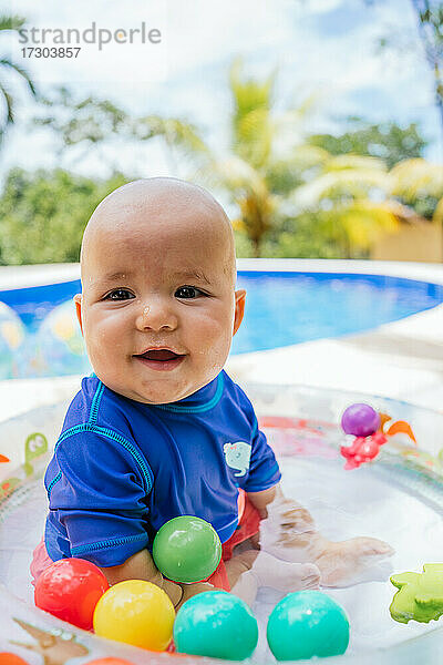 Schönes Baby spielt im Pool