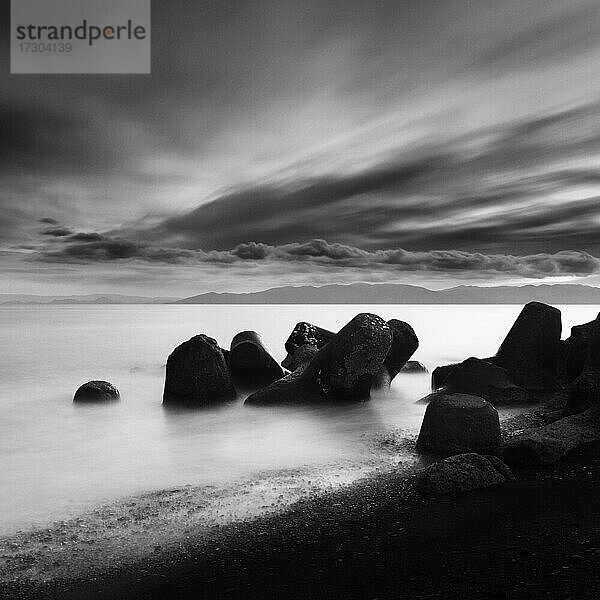 Blick auf das Meer und die Tetrapoden bei Sonnenaufgang vom Strand aus  Präfektur Shizuoka  Japan