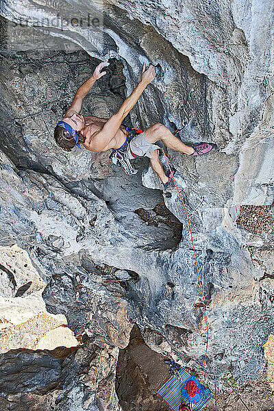 Kletterer an der Kalksteinwand des Crazy Horse Buttress in Nordthailand