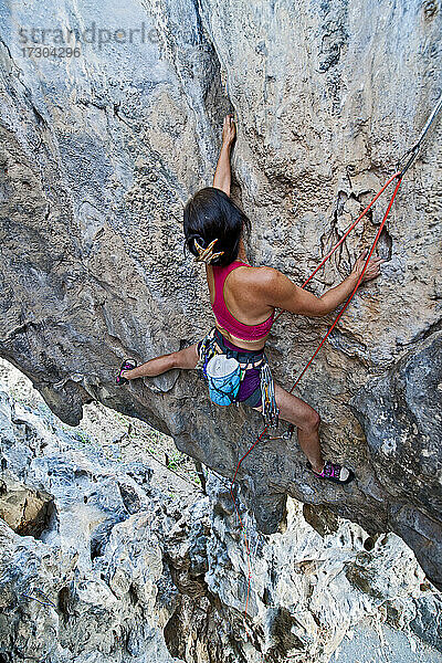 Kletterer an der Kalksteinwand des Crazy Horse Buttress in Nordthailand