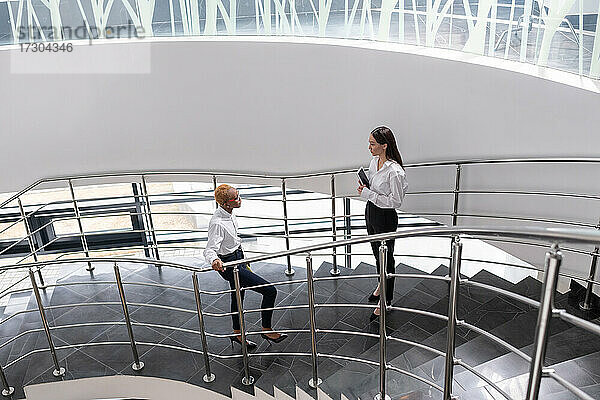 Multirassische Geschäftsfrauen im Gespräch auf der Treppe