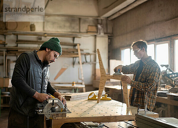 Männliche Schreiner bei der Arbeit in der Werkstatt