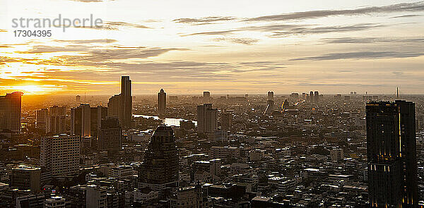 die Skyline von Bangkok bei Sonnenuntergang vom Stadtteil Sathorn aus gesehen