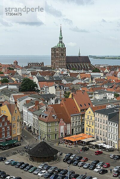 Blick von der Marienkirche auf die Altstadt mit der St. Nikolai Kirche  Stralsund  Mecklenburg-Vorpommern  Deutschland  Europa