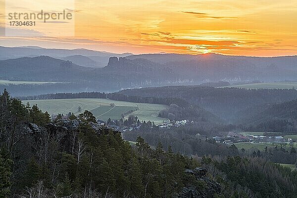Ausblick vom Papststein bei Sonnenaufgang mit Kleinhennersdorf  Elbtal und Schrammsteinen  Sächsische Schweiz  Sachsen  Deutschland  Europa
