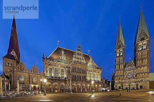 Markt mit Unser Lieben Frauen Kirche  Rathaus mit Roland und St. Petri Dom am Abend  Bremen  Deutschland  Europa