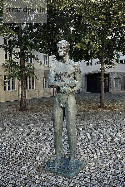 Nackter Mann  Statue von Richard Scheibe  Gedenkstätte Deutscher Widerstand  Bendlerblock  Berlin  Deutschland  Europa
