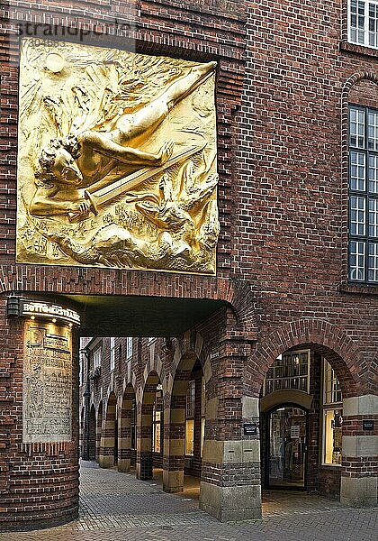 Paula-Becker-Modersohn-Haus  vergoldetes Relief Der Lichtbringer von Bernhard Hoetger  Böttcherstraße  Altstadt  Bremen  Deutschland  Europa