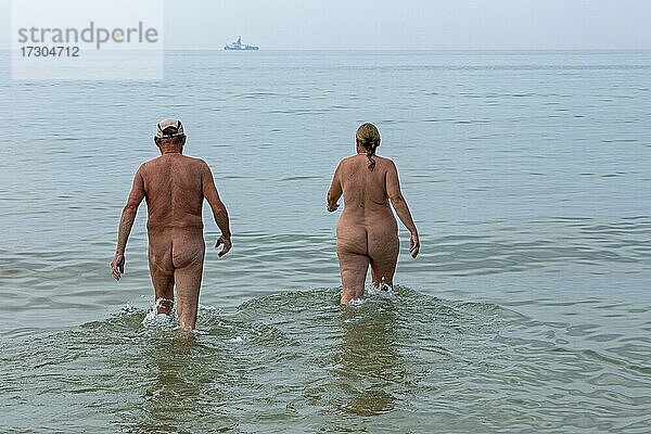 älteres Ehepaar badet nackt  Wustrow  Fischland  Mecklenburg-Vorpommern  Deutschland  Europa