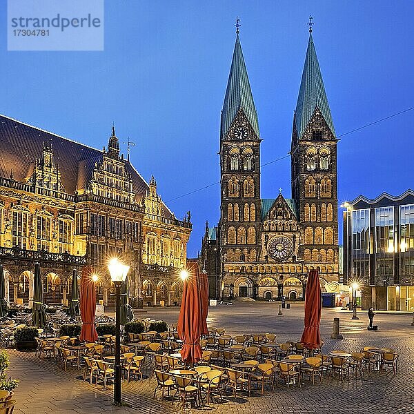 Markt mit Rathaus  St. Petri Dom und Parlamentsgebäude der Bremischen Bürgerschaft am Abend  Bremen  Deutschland  Europa