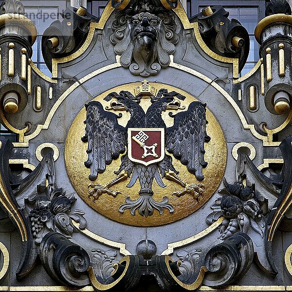 Schütting  Haus der Bremer Kaufmannschaft  Wappen der Kaufleute mit doppelköpfigem Reichsadler mit Krone  Bremen  Deutschland  Europa