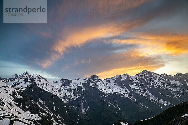 Gipfel von Großglockner  Sonnenwelleck  Fuscherkarkopf  Hohe Dock  Vorderer Bratschenkopf  Großes Wiesbachhorn  Abendstimmung  Großglockner Hochalpenstraße  Nationalpark Hohe Tauern  Salzburg  Österreich  Europa