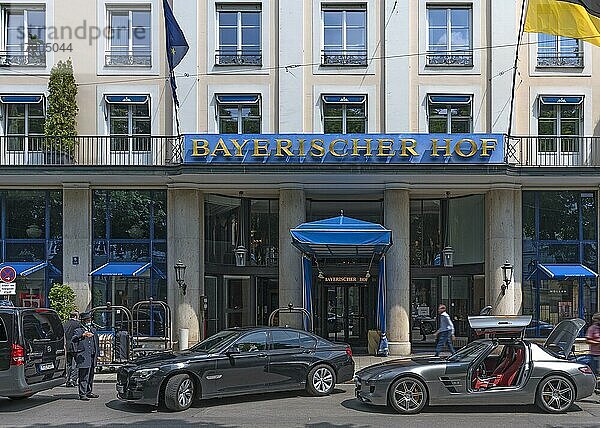 Eingang vom Hotel Bayerischer Hof  davor Luxusautos  München  Bayern  Deutschland  Europa