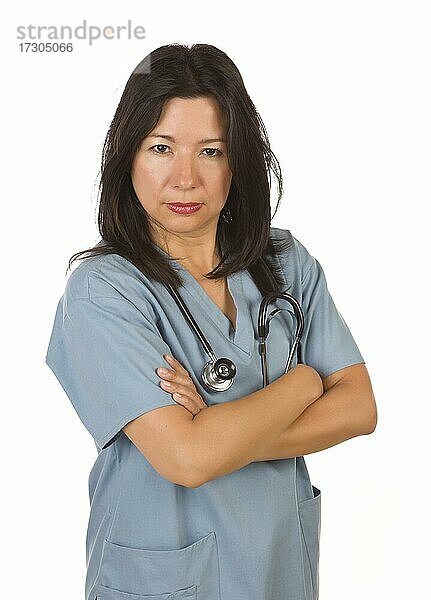 Ernster hispanischer Arzt oder Krankenschwester vor einem weißen Hintergrund