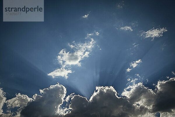 Schöne dramatische Gewitterwolken mit Silberstreifen und Lichtstrahlen mit Platz für Ihren eigenen Text oder Grafiken