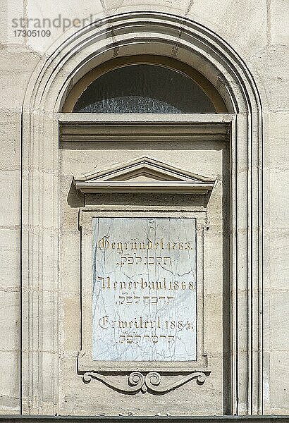 Informationstafel an der Fassade der heutigen Synagoge  Fürth  Miuttelfranken  Bayern  Deutschland  Europa
