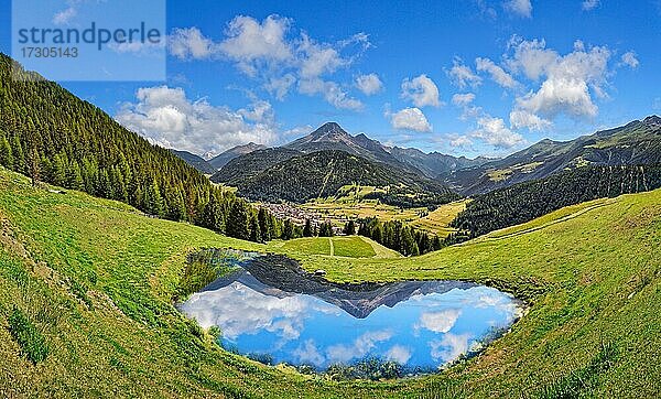 Almwiese mit kleinen See und Spiegelung  Partischalm  Nauders  Tirol  Österreich  Europa