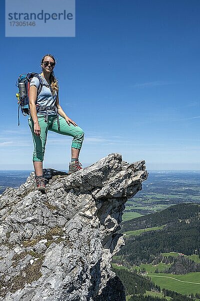 Wanderin auf dem Gipfel des Breitenstein  blick über Alpenvorland  Fischbachau  Bayern  Deutschland  Europa