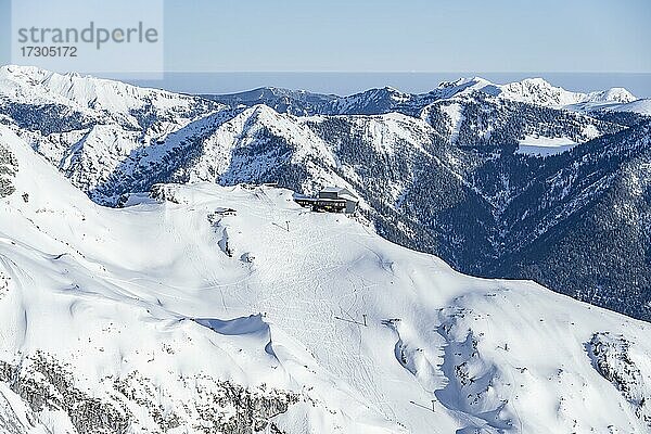 Alpspitzbahn auf dem Osterfelderkopf  Blick über das Wettersteingebirge mit Schnee im Winter  Garmisch-Partenkirchen  Bayern  Deutschland  Europa