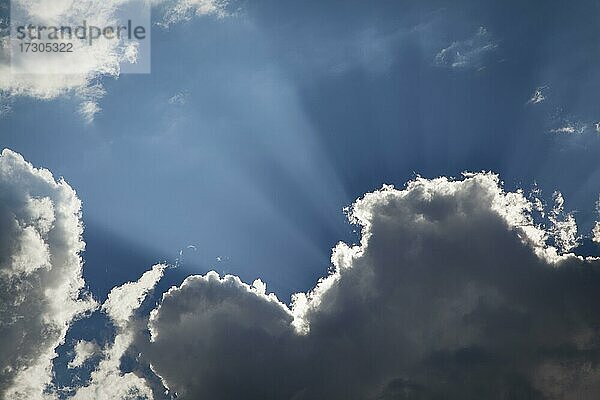 Schöne dramatische Gewitterwolken mit Silberstreifen und Lichtstrahlen mit Platz für Ihren eigenen Text oder Grafiken