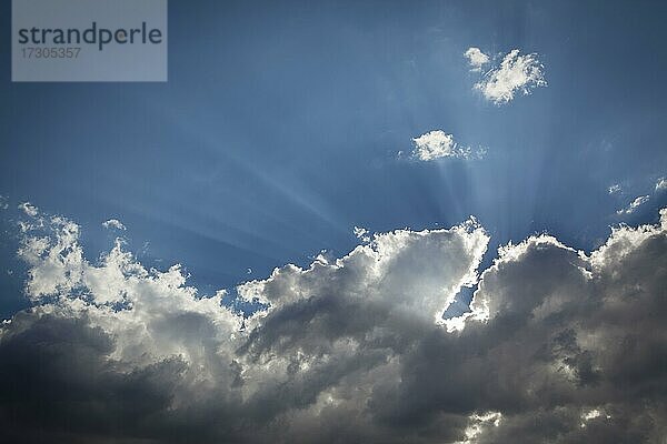 Schöne dramatische Gewitterwolken mit Silberstreifen und Lichtstrahlen mit Platz für Ihren eigenen Text oder Grafiken