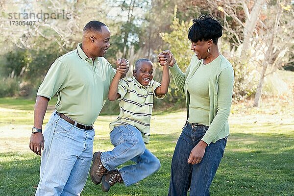 Playful afroamerikanischen Mann  Frau und Kind Spaß im Park haben