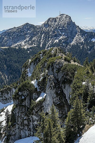 Ausblick vom Gipfel des Breitenstein  hinten Wendelstein  Fischbachau  Bayern  Deutschland  Europa