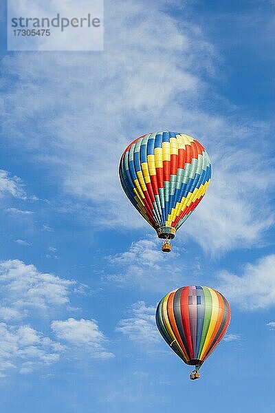 Schöne Heißluftballons gegen einen tiefblauen Himmel und Wolken