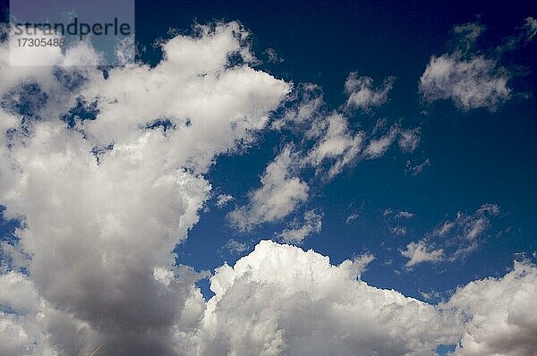 Dramatische Wolken an einem tiefblauen Himmel