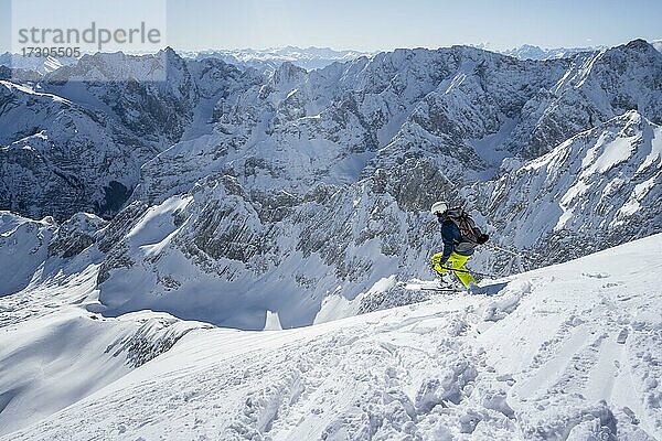 Skitourengeher bei der Abfahrt vom Alpspitz Osthang  Skitour auf die Alpspitze  Wettersteingebirge mit Schnee im Winter  Garmisch-Partenkirchen  Bayern  Deutschland  Europa