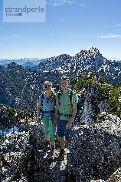 Zwei Wanderer auf dem Gipfel des Breitenstein  hinten Wendelstein  Fischbachau  Bayern  Deutschland  Europa
