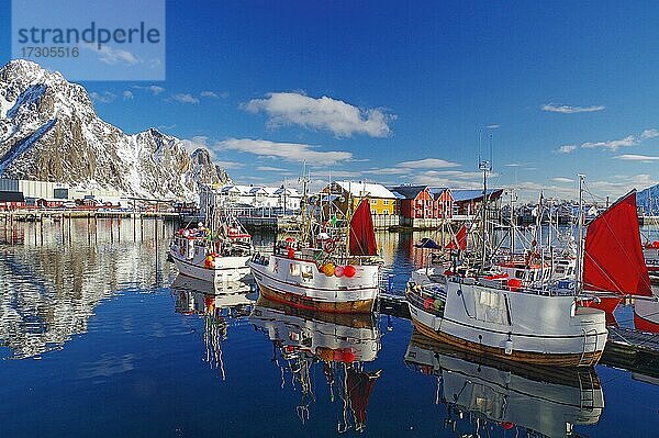 Fischerboote im Hafen  verschneite Berge  Svolvaer  Lofoten  Nordland  Norwegen  Europa