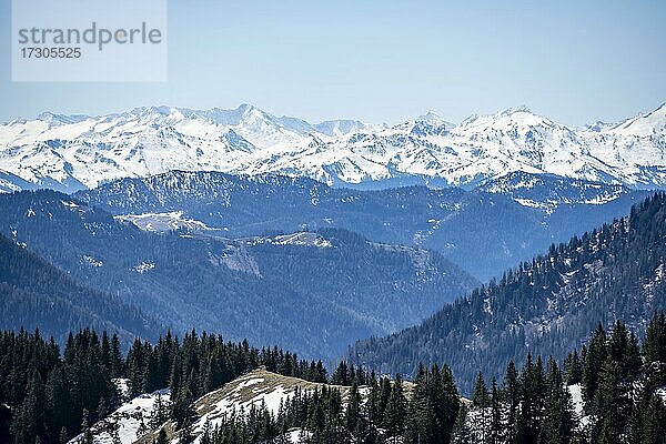 Verschneite Berge  Ausblick vom Breitenstein  Fischbachau  Bayern  Deutschland  Europa