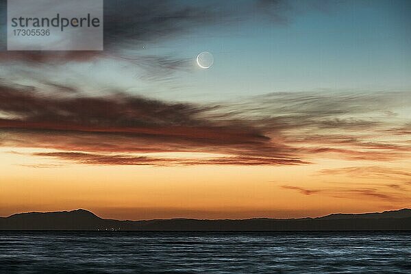 Mond bei Sonnenuntergang am Lake Taupo  Waikato  Nordinsel  Neuseeland  Ozeanien