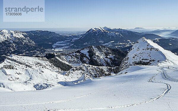 Alpenpanorama  Bernadeinkopf  Blick über das Wettersteingebirge mit Schnee im Winter  Garmisch-Partenkirchen  Bayern  Deutschland  Europa