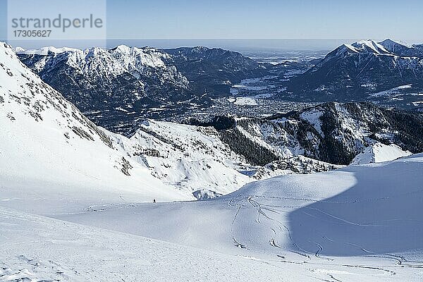 Alpenpanorama  Bernadeinkopf  Blick über das Wettersteingebirge mit Schnee im Winter  Garmisch-Partenkirchen  Bayern  Deutschland  Europa