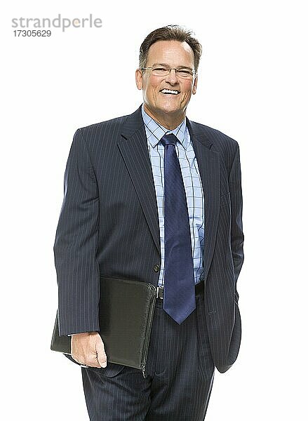 Gutaussehender Geschäftsmann lächelnd in Anzug und Krawatte vor einem weißen Hintergrund