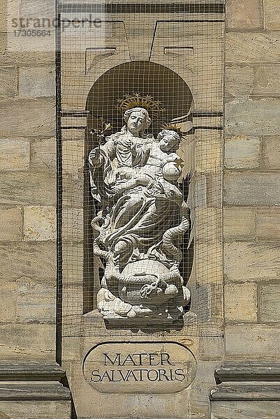 Skulptur von Maria Imaculata an der Hauptfassade der Pfarrkirche St.Martin  Bamberg  Oberfranken  Bayern  Deutschland  Europa