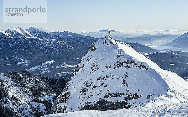 Bernadeinkopf  Blick über das Wettersteingebirge mit Schnee im Winter  Garmisch-Partenkirchen  Bayern  Deutschland  Europa