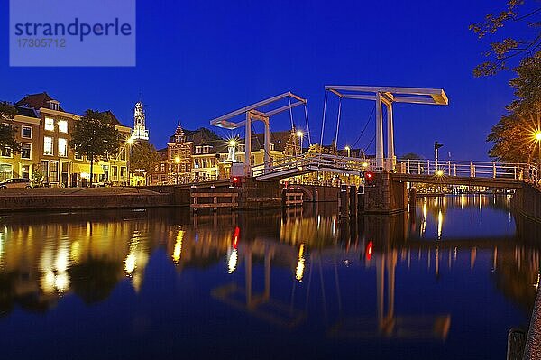 Abenddämmerung  Brücken und Kanäle  Haarlem  Holland  Niederlanden