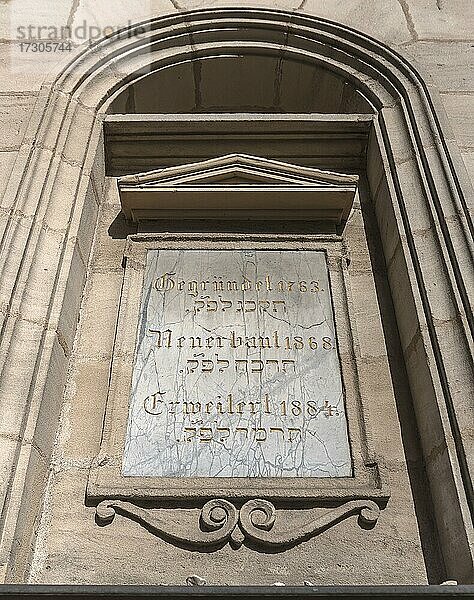 Informationstafel an der Fassade der heutigen Synagoge  Fürth  Miuttelfranken  Bayern  Deutschland  Europa