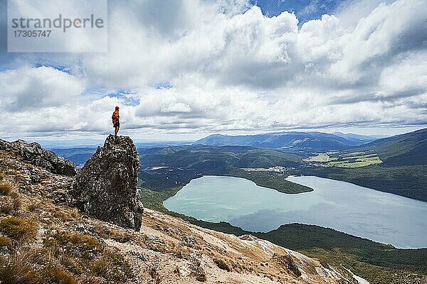 Neuseeland  Südinsel  Region Tasman  Nelson Lakes National Park  Lake Rotoiti  Mann steht auf Fels  Ozeanien