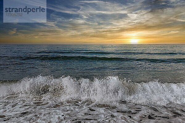 Wellen am Strand  Sonnenuntergang über dem Meer  Sizilien  Italien  Europa