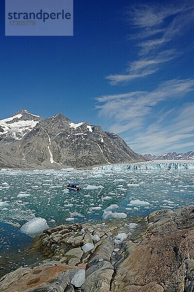 Boot im Treibeis  Gletschereis  Knud Rasmussen Gletscher  Tasilaq  Grönland  Nordamerika