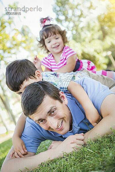 Junger Sohn und Baby-Tochter haben Spaß mit ihrem Vater im Freien