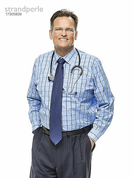Handsome lächelnden männlichen Arzt mit Stethoskop vor weißem Hintergrund