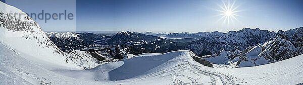 Alpenpanorama  Bernadeinkopf  Blick über das Wettersteingebirge mit Schnee im Winter  Garmisch-Partenkirchen  Bayern  Deutschland  Europa