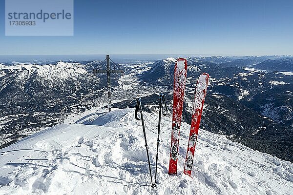Ski stecken im Schnee  Alpspitz Gipfel mit Gipfelkreuz  Skitour zur Alpspitze  Blick auf Garmisch-Patenkirchen  Wettersteingebirge mit Schnee im Winter  Garmisch-Partenkirchen  Bayern  Deutschland  Europa